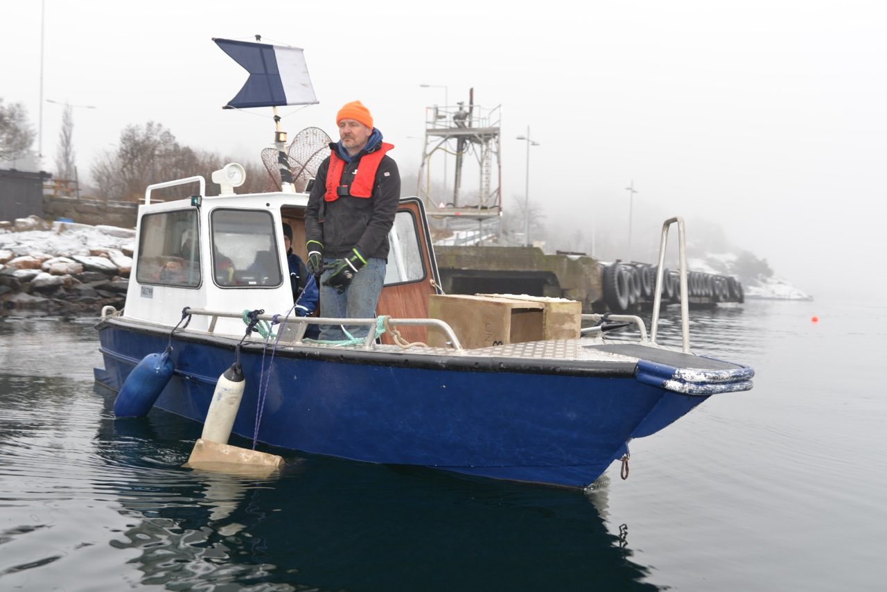 Dag-Reynolds-i-Indre-Oslofjord-undervannsklubb-er-klar-for-hummerhusutsetting-ombord-i-Marinreparatørenes-arbeidsbåt-Pompel-1.jpg