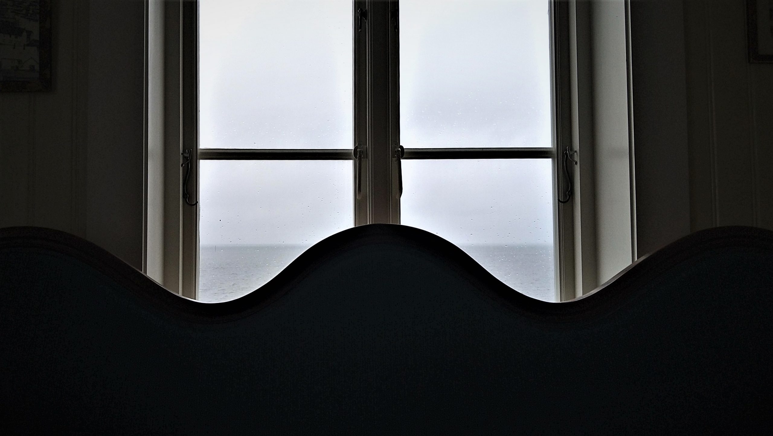 Homlungen og en blå sofa