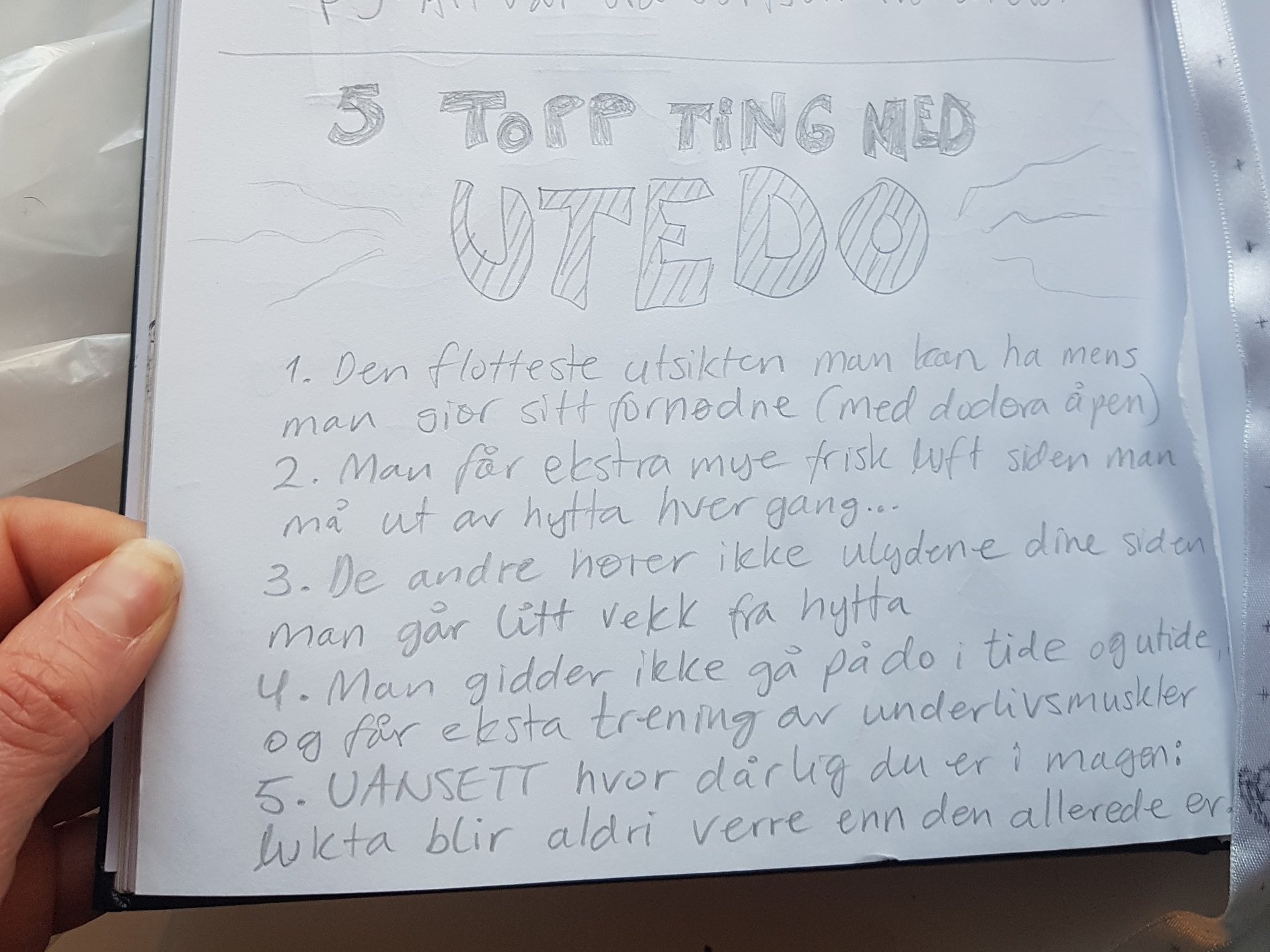 Det er finnes mange morsomme måter å gi tilbakemeldinger på. Her har en gjest delt fem «utedo-tips» fra hytteboka på Ytre Vassholmen.