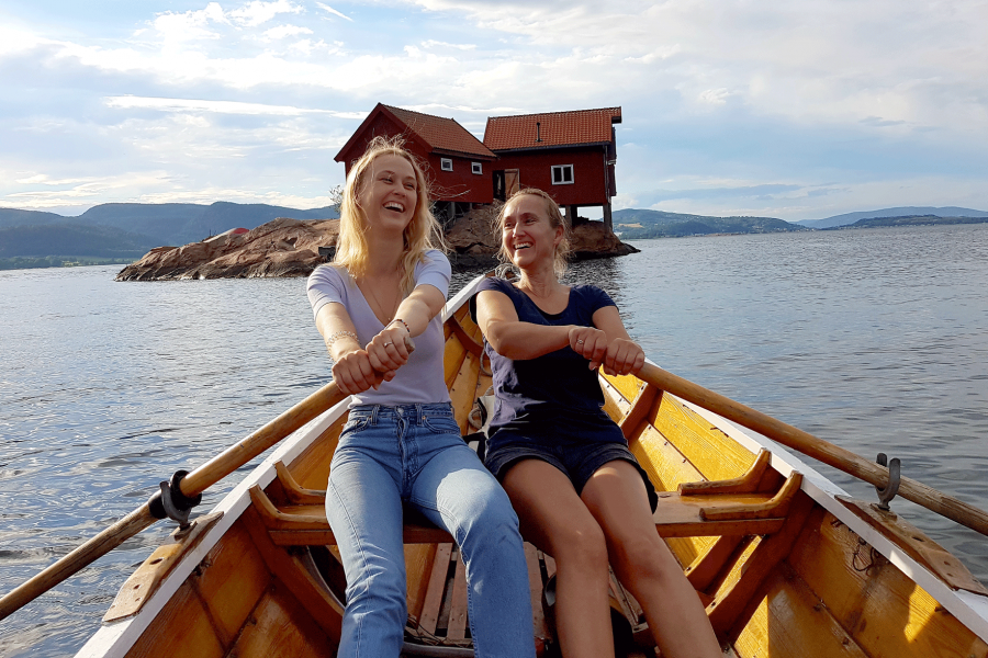 Ro ro til Bakkeskjær. To fornøyde kystledgjester i robåt på vei til hytta på holmen utenfor Holmsbu ytterst i Drammensfjorden. Bilde vant fotokonkurranse som ble avholdt i 2020.Foto: Oda Kristine Gram