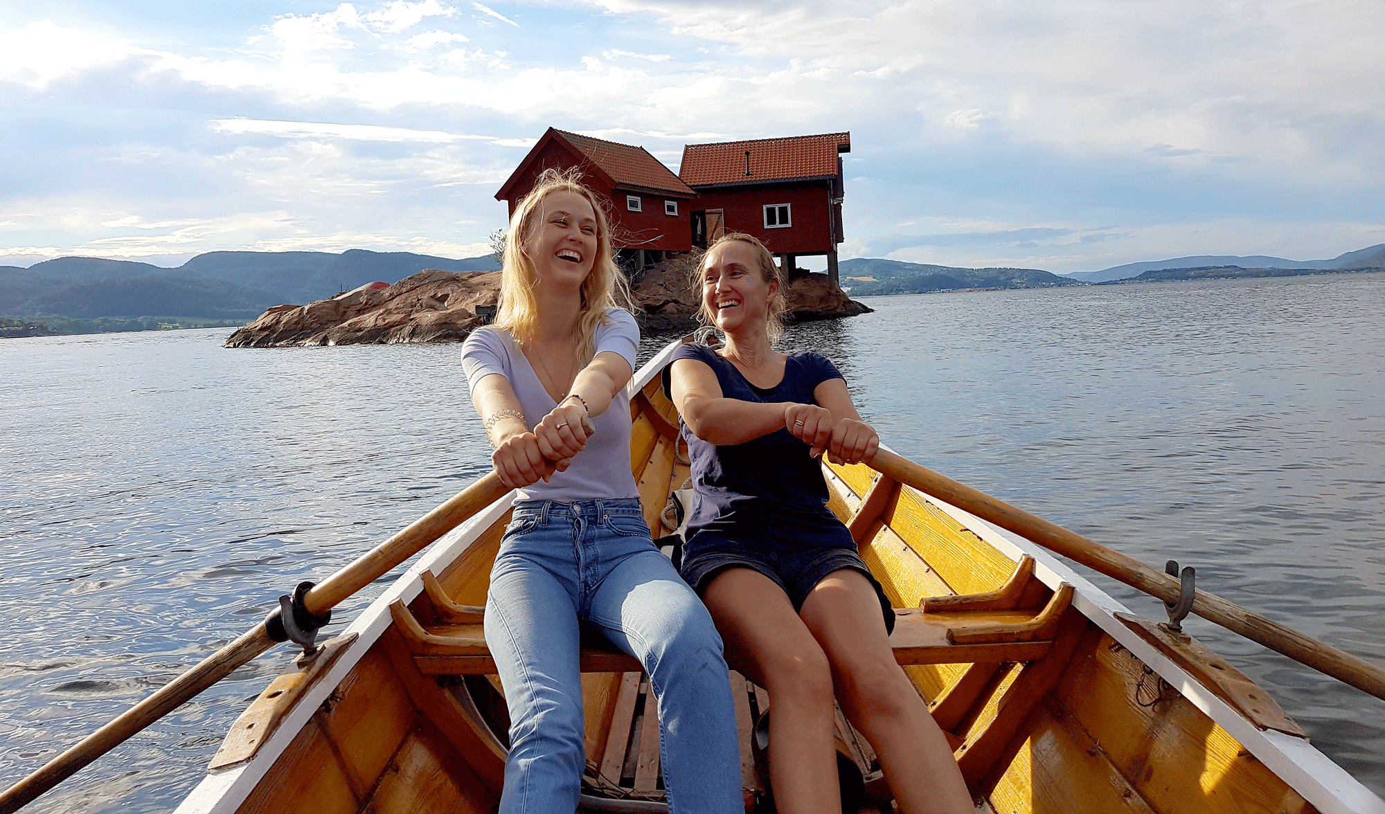 Ro ro til Bakkeskjær. To fornøyde kystledgjester i robåt på vei til hytta på holmen utenfor Holmsbu ytterst i Drammensfjorden. Bilde vant fotokonkurranse som ble avholdt i 2020.Foto: Oda Kristine Gram