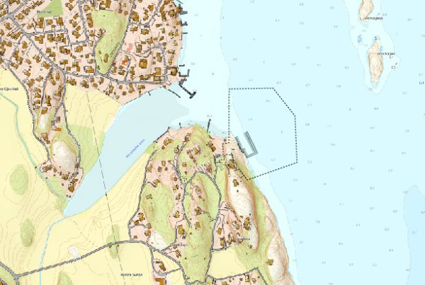 Båthavna er tenkt i Lahellfjorden (Tønsbergfjorden) på østsiden av Østerøya i Sandefjord