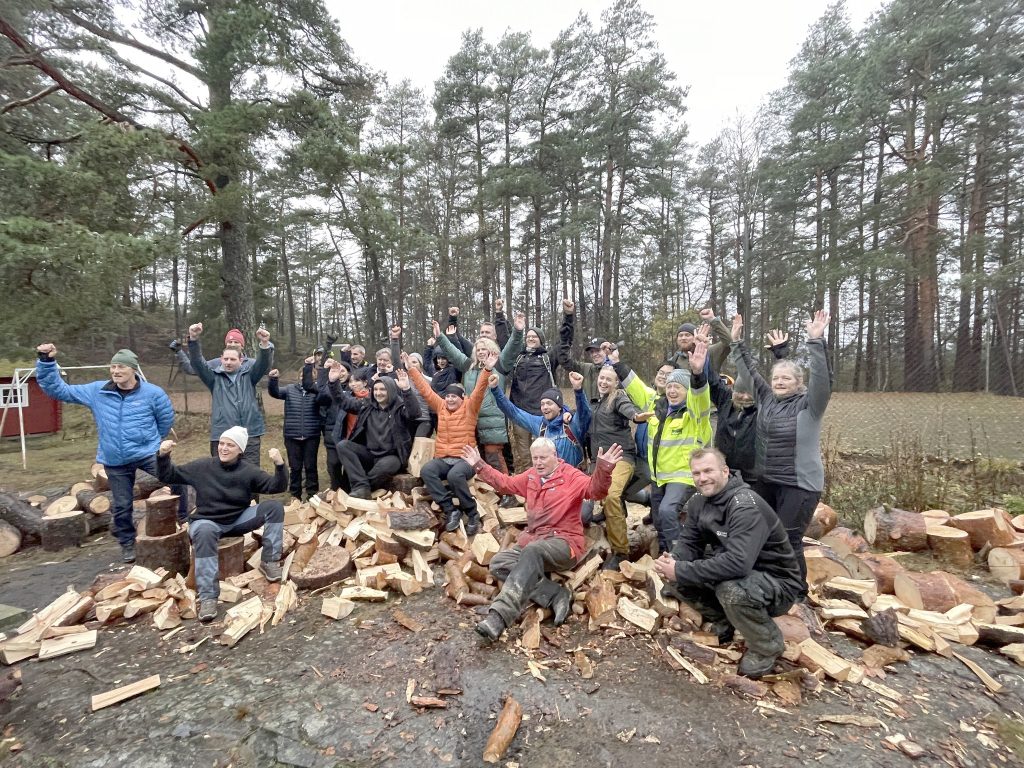 Dugnadsgjeng SAMARBEID Det er utført skjøtsel og klargjøring på øya. Her er det frivillige fra DNT sammen med deler av OFs stab som har hogd ved.